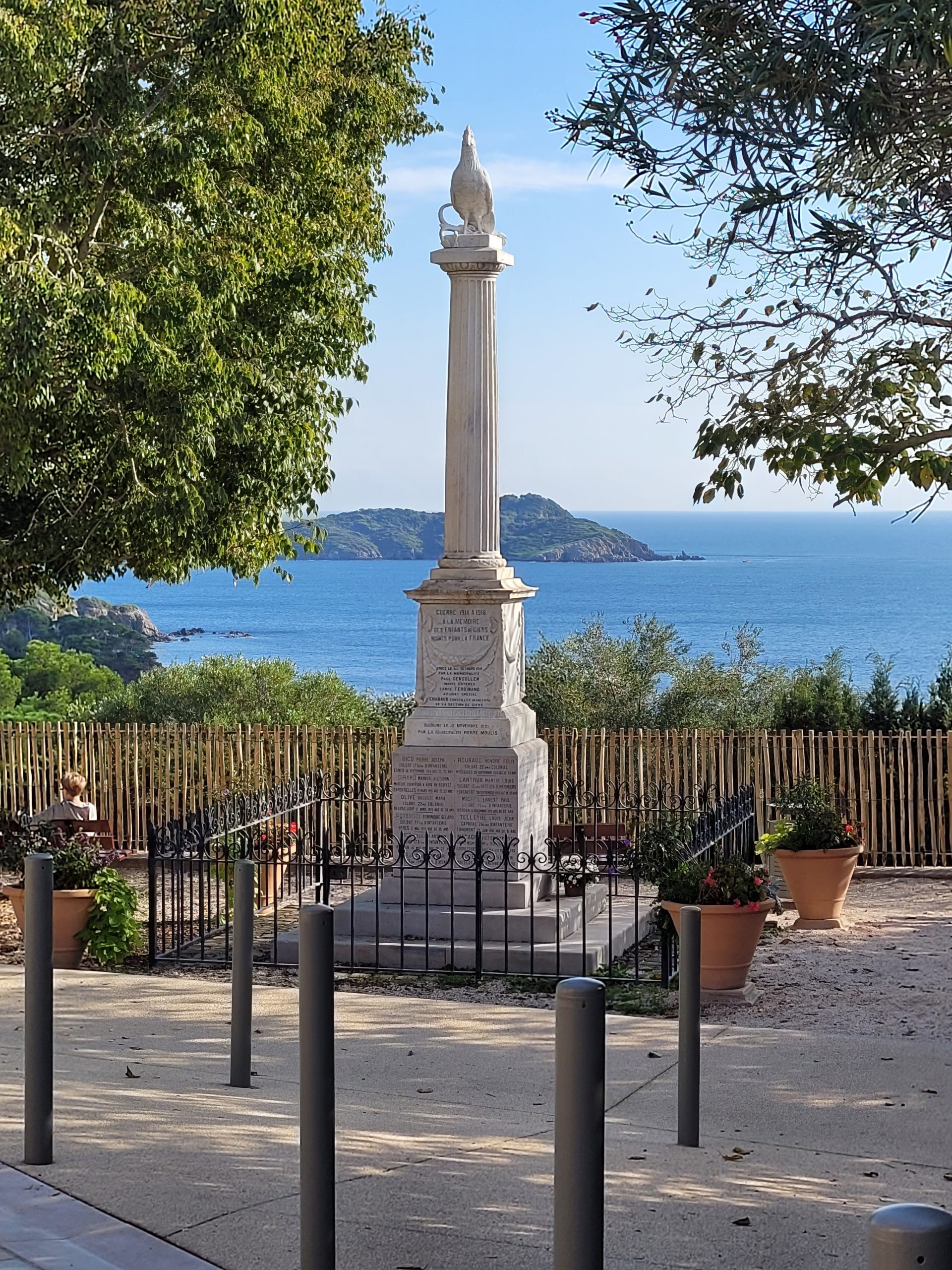 Vue depuis le village de Giens vers Porquerolles, le Grand Ribaud, presqu'île de Giens, Var